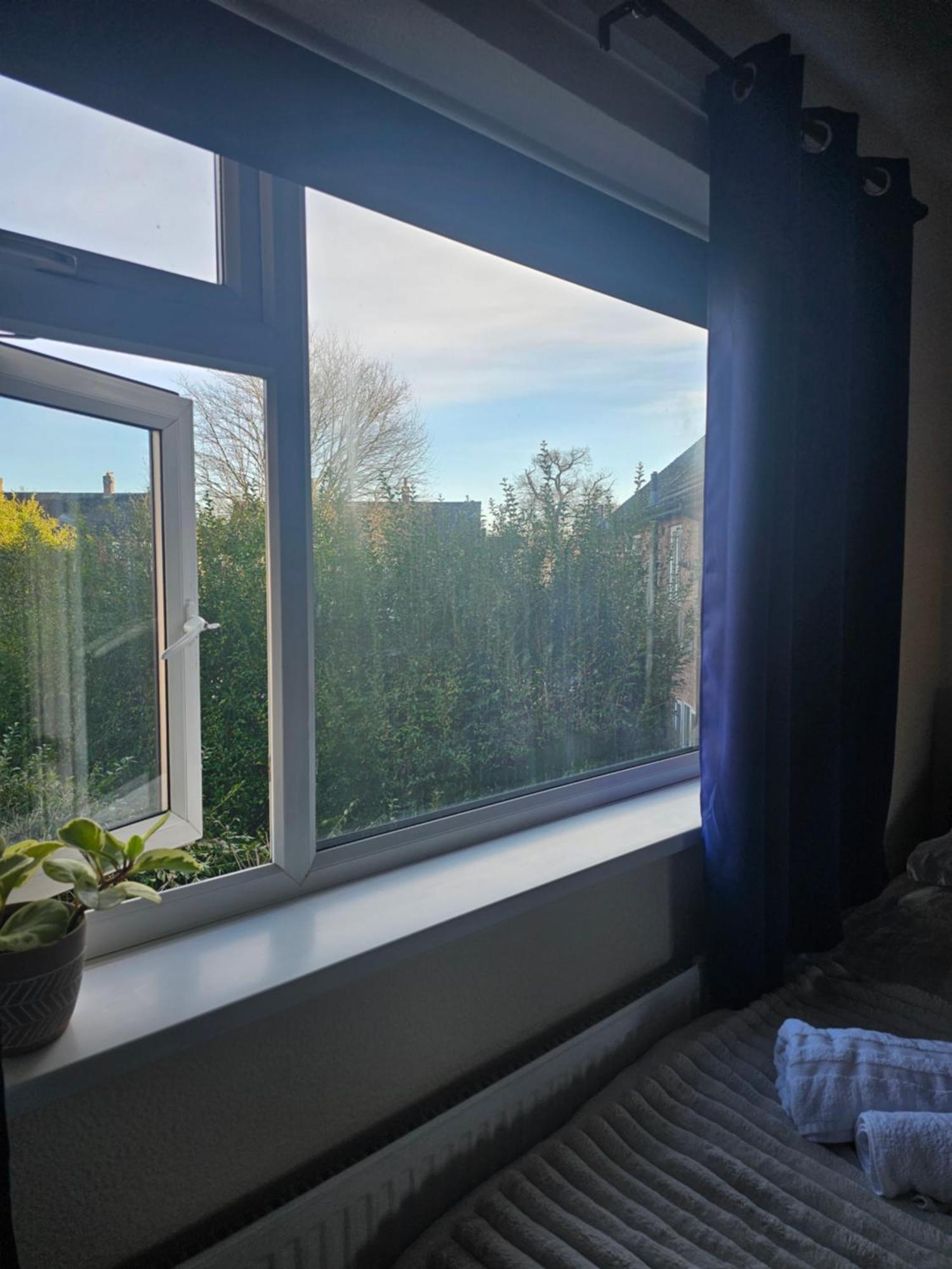 Double Bedroom Located Close To Manchester Airport Wythenshawe
