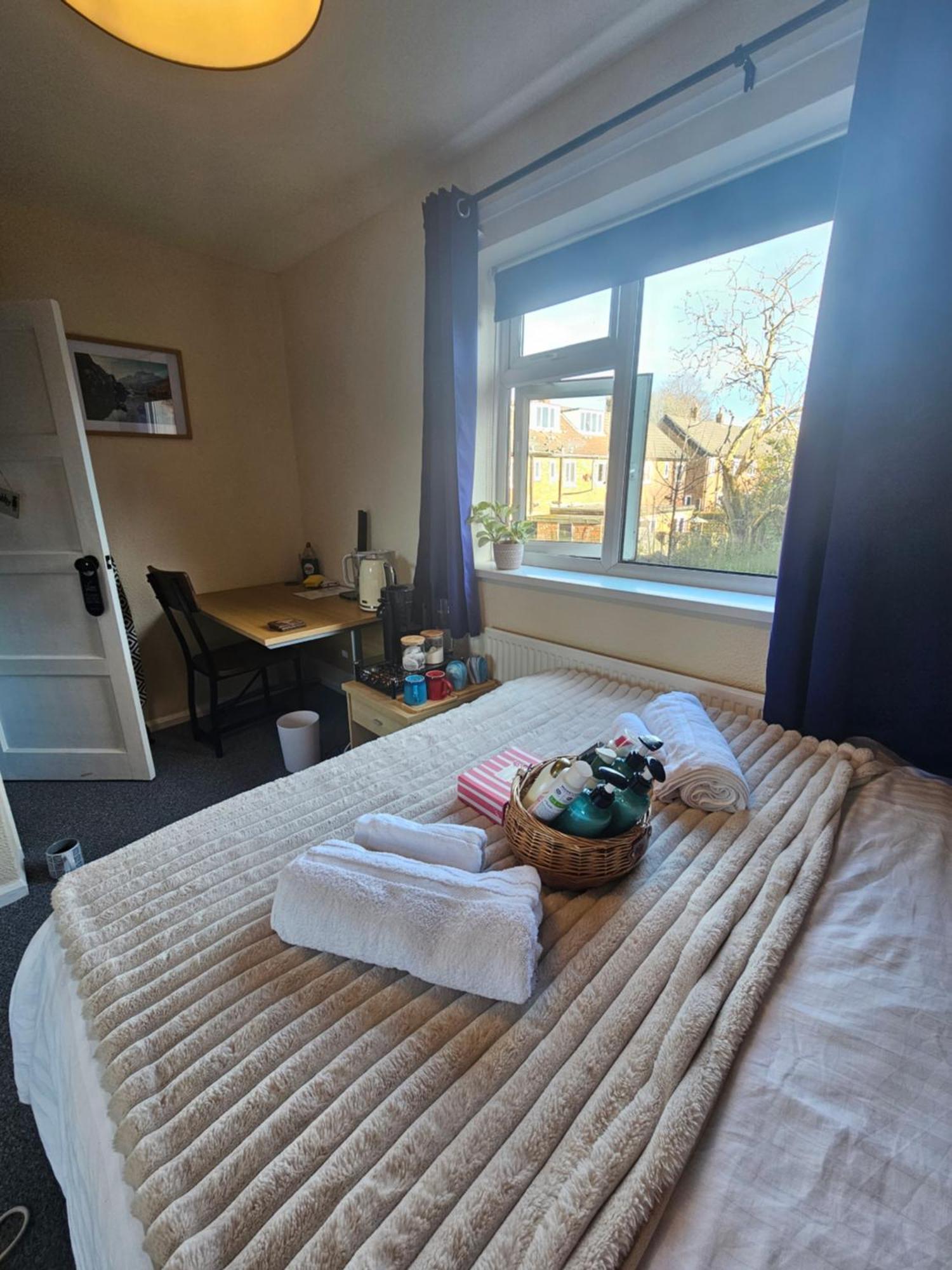 Double Bedroom Located Close To Manchester Airport *