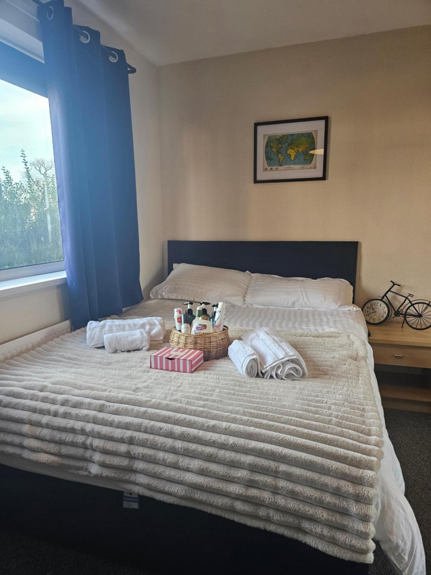 Homestay Double Bedroom Located Close To Manchester Airport Wythenshawe